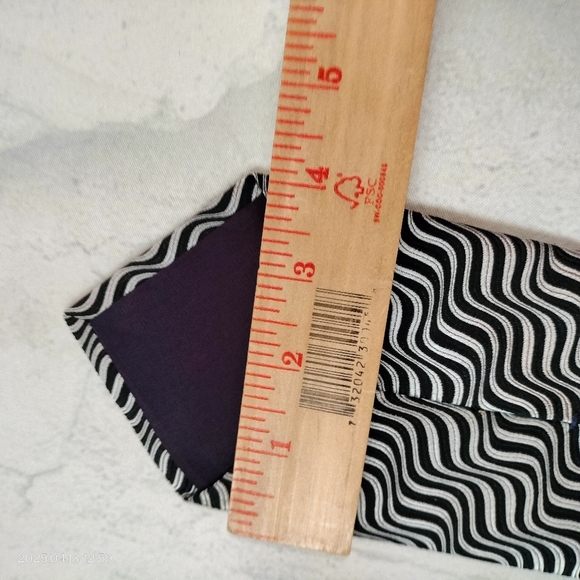 Geoffrey Beene Silk Necktie Black and Silver Wavy Pattern Jacquard Tie Luxury - Picture 9 of 10